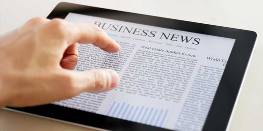 Presse Hand auf Tablet