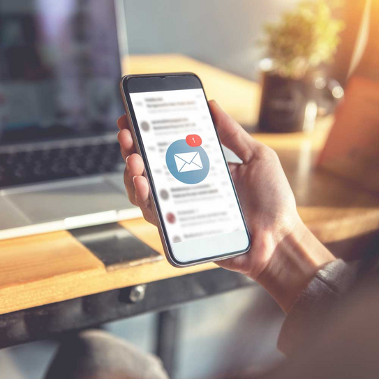 Newsletter Briefsymbol auf dem Bildschirm eines Mobiltelefons