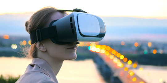 Vision Eine Frau mit einer VR-Brille