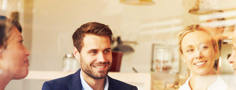 Unternehmen Eine Gruppe Unternehmerinnen und Unternehmer in einem Besprechungsraum