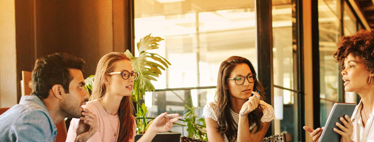 Startups Eine Gruppe junger Menschen diskutiert