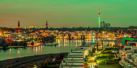 Partner Blick auf den Phoenixsee bei Nacht, die Gebäude leuchten
