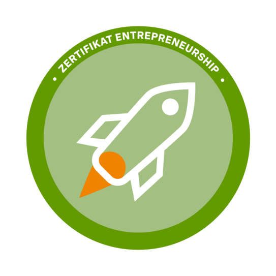 Logo des Zertifikats Entrepreneurship. Ein hellgrüner Kreis mit einer weißen einfach dargestellten Rakete mit orangener Flamme, die schräg nach oben fliegt. Außen ein dunkelgrüner Ring mit der Aufschrift "Zertifikat Entrepreneurship"