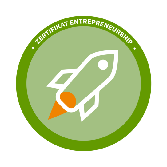 Zertifikat Entrepreneurship Logo des Zertifikats Entrepreneurship. Ein hellgrüner Kreis mit einer weißen einfach dargestellten Rakete mit orangener Flamme, die schräg nach oben fliegt. Außen ein dunkelgrüner Ring mit der Aufschrift "Zertifikat Entrepreneurship"