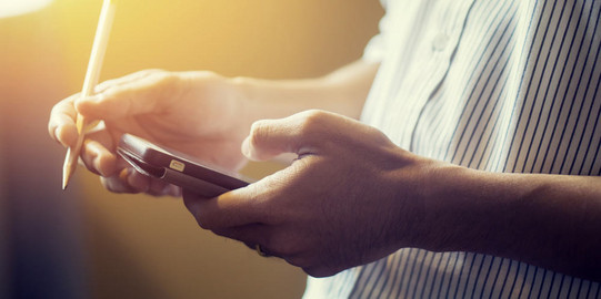 Kontakt Eine Person hält ein Tablet und einen Stift in den Händen