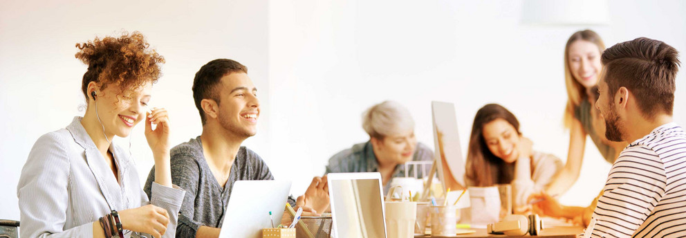 Startseite CET Eine Gruppe junger Leute sitzt gemeinsam am Schreibtisch